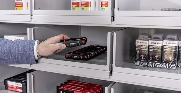 Automaten vejer og tjekker beholdningen og genbestiller når nødvendigt. Würth står for automatisk genopfyldning.