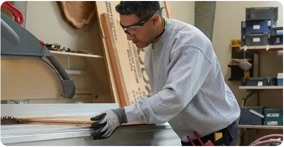 ARBEJDSTØJ & SKO SIKKERT KLÆDT PÅ