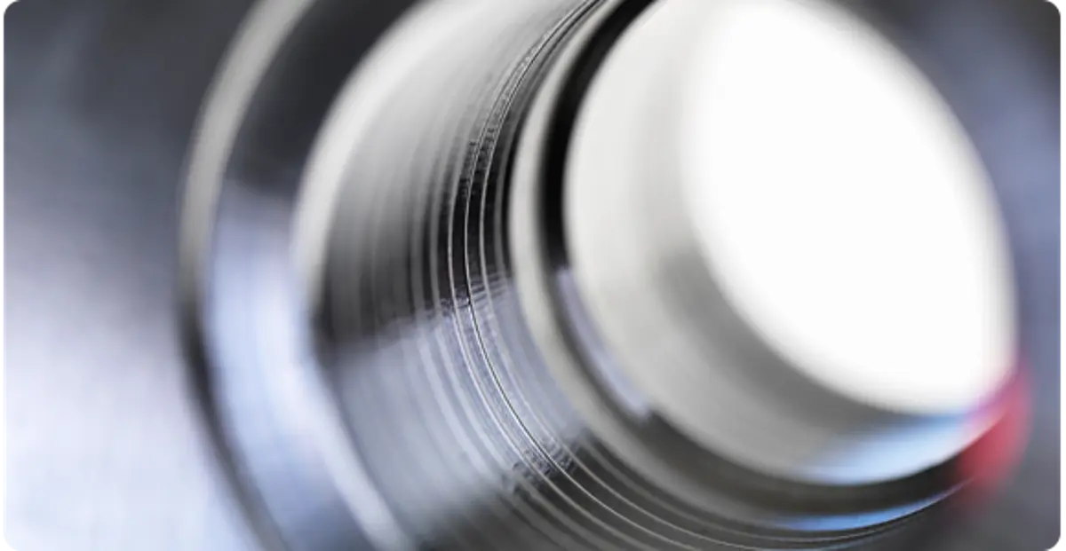 Når koldsvejsning opstår, kan det være ekstremt svært at adskille møtrikken fra bolten uden at skade dem. Forsøg på at adskille koldsvejste dele kan nemlig føre til beskadigelse af gevindene eller endda brud på bolten. ​