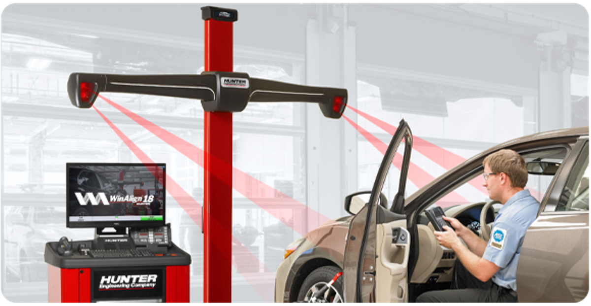 Sporingsudstyr fra Hunter Engineering anvender patenteret kamerateknologi til at måle hjulenes position og vinkler.